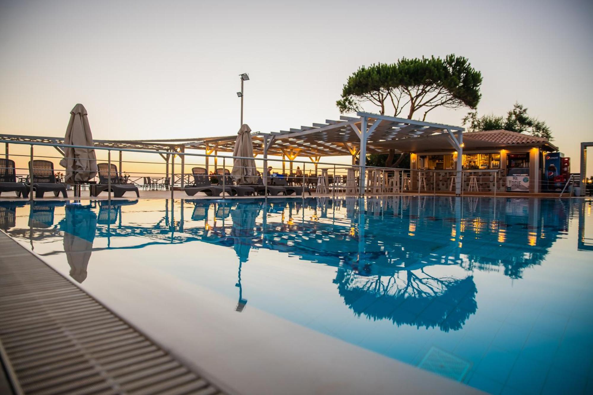 Mesogeios Hotel มาราโธโพลิส ภายนอก รูปภาพ